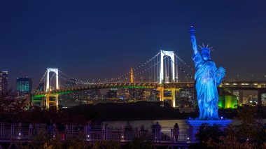 TOKYO - NOV 22: Statue and rainbow bridge at night on November 22, 2017 in Tokyo, Japan.